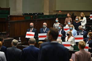 "Мы открыли свои сердца для белорусов, откроем же границы и университеты": премьер-министр Польши