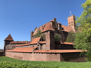 Самый большой средневековый замок в Европе  